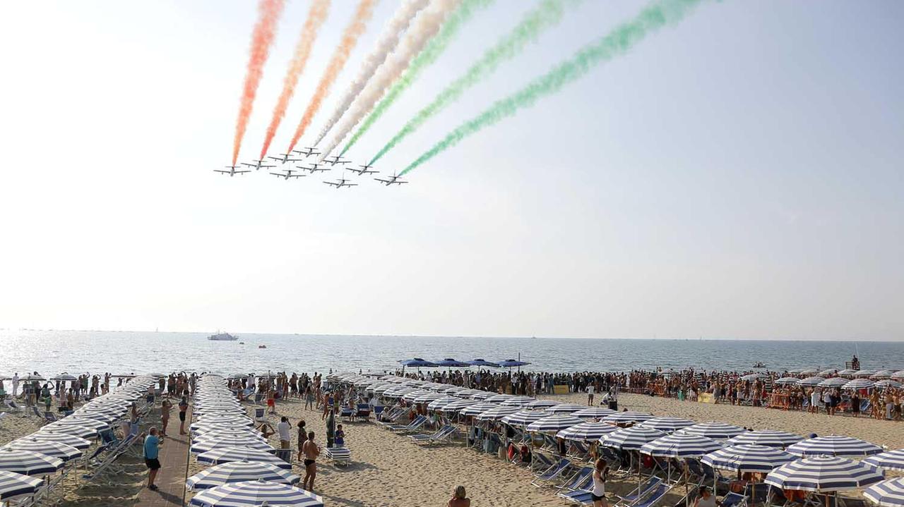 Il bis delle Frecce Tricolori sulla costa toscana - Video