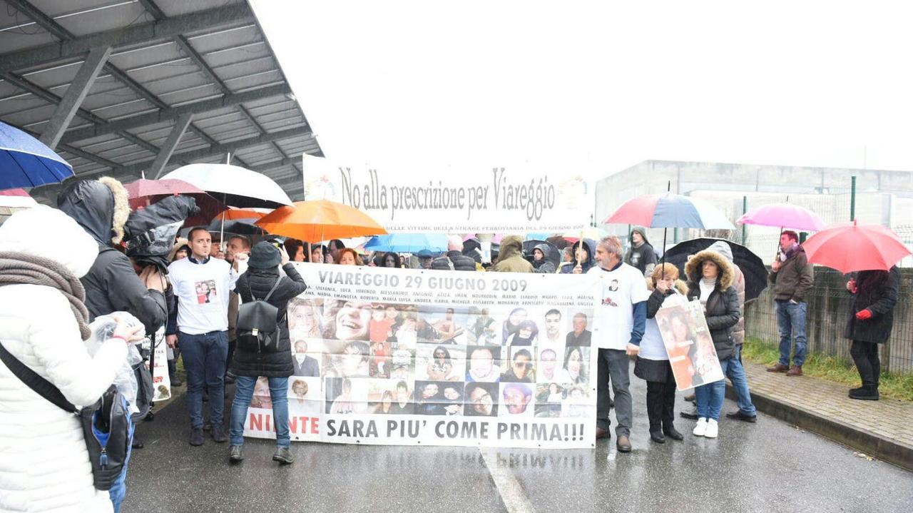 Così davanti al polo fieristico di Lucca dove si attende la sentenza in primo grado (foto Sernacchioli)