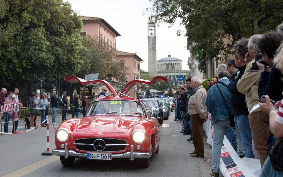 La sfilata delle auto storiche della Mille Miglia sul viale verdi nel 2014 (Foto Nucci)