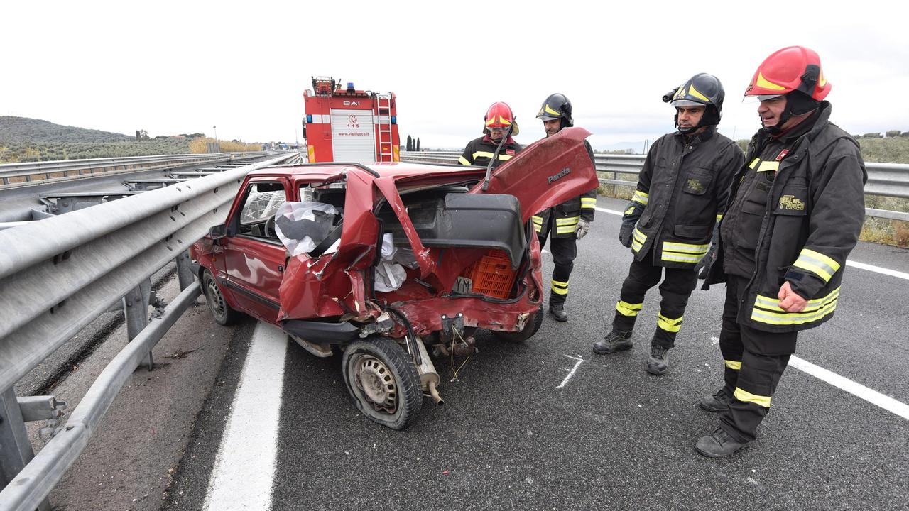 I vigili del fuoco di fronte a una delle auto coinvolte nell'incidente (foto Agenzia Bf)