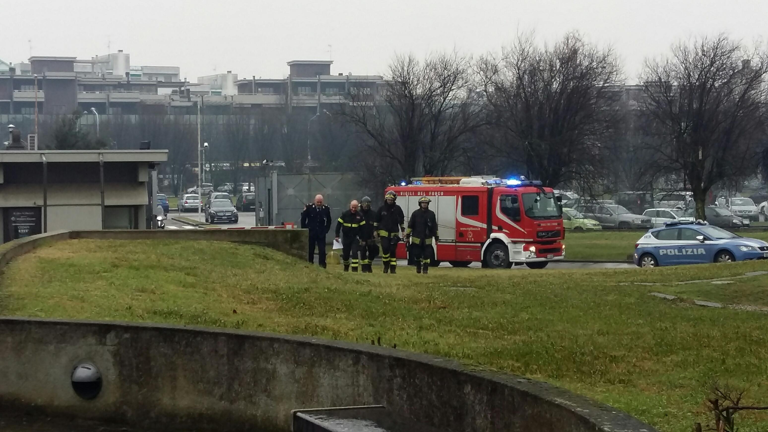 L'arrivo dei vigili del fuoco in Tribunale
