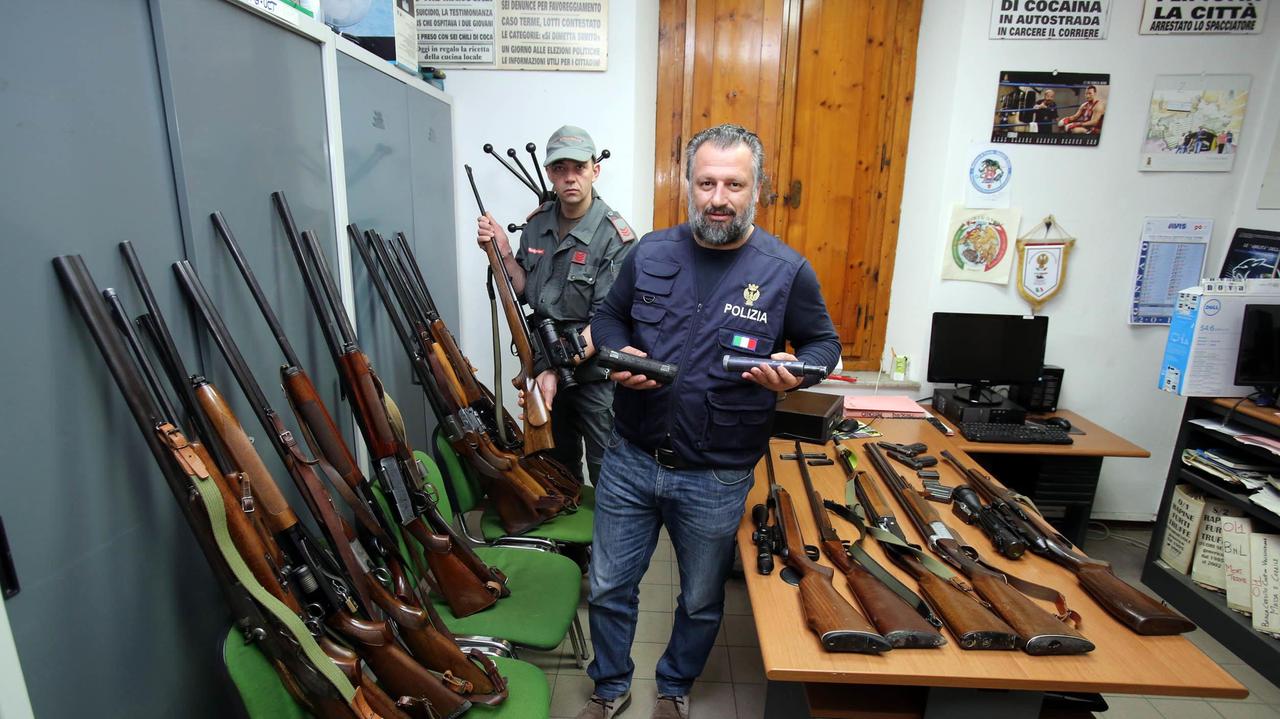 Le armi trovate nella casa del cacciatore (Foto Nucci)