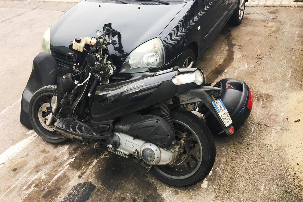 Lo scooter Piaggio Carnaby su cui viaggiava il giovane (Foto Nucci)