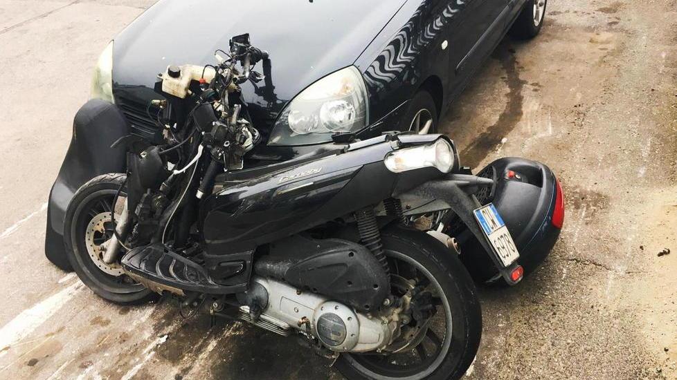 Lo scooter Piaggio Carnaby su cui viaggiava il giovane (Foto Nucci)