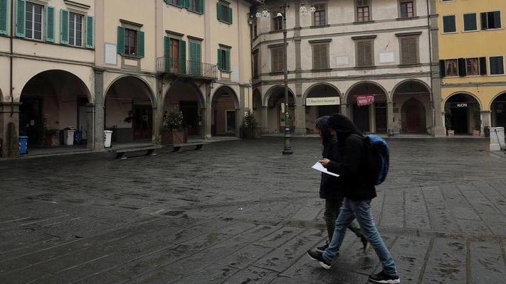 Uno scorcio di piazza Farinata degli Uberti a Empoli (Foto Agenzia Carlo Sestini)
