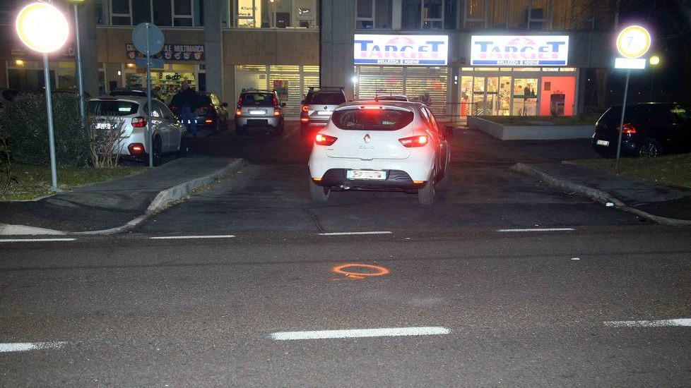 Travolge un pedone in auto e fugge via senza fermarsi