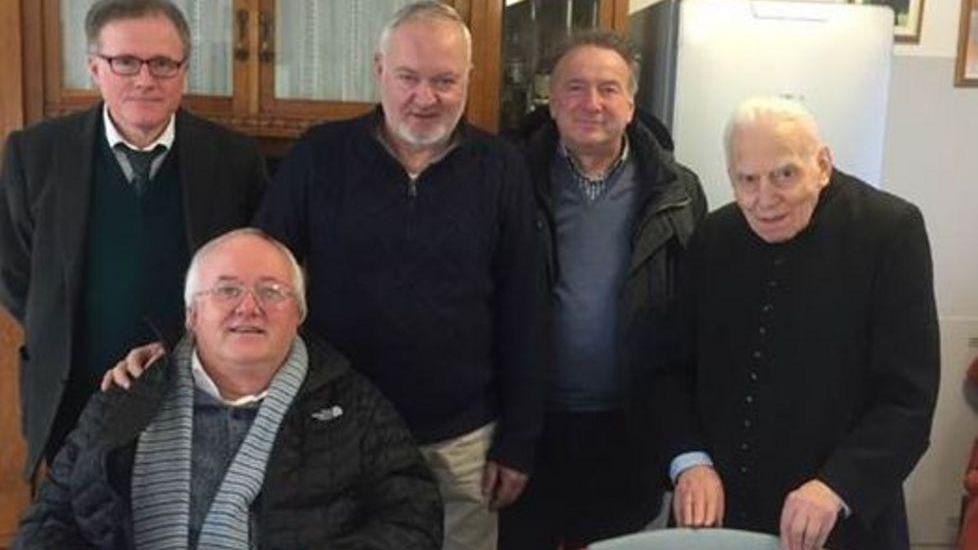 Guastalla, gli amici festeggiano don Paolo per i suoi 90 anni