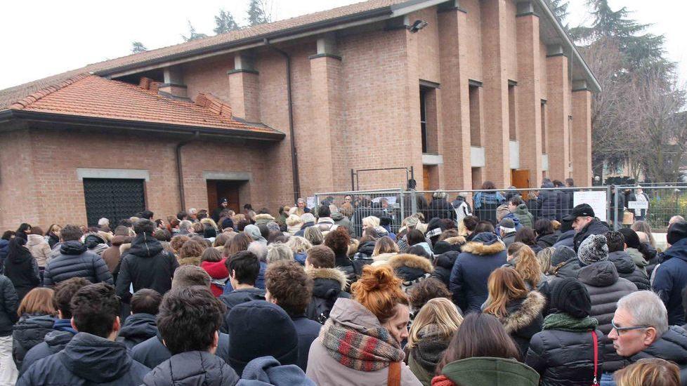 Un paese intero all’addio a Marina
