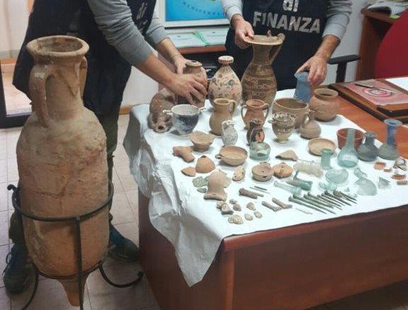Olbia, in casa decine di reperti di epoca romana ed etrusca: denunciato