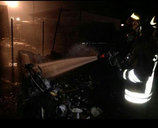 Caravan in fiamme per un cortocircuito