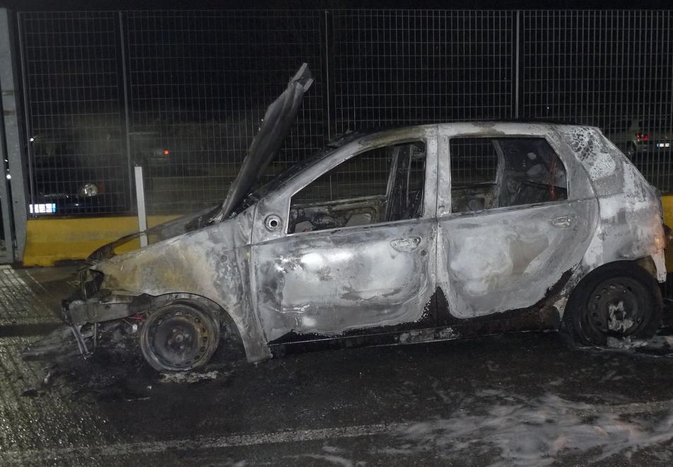 Parcheggia e l’auto brucia