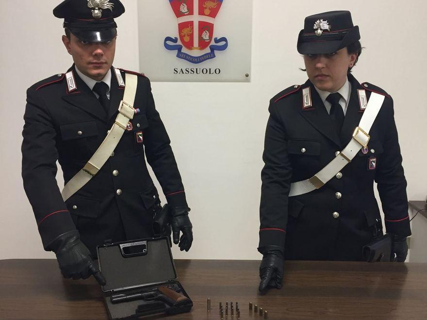 Minaccia con la pistola due passanti: preso 