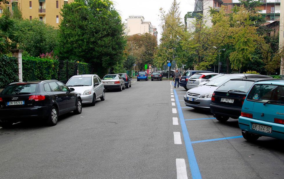 Badante scippata in via Prampolini 