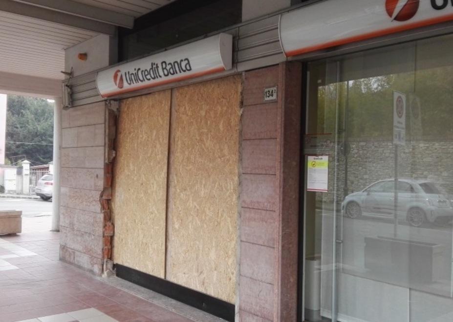 Tentano l’assalto ma il bancomat resiste 