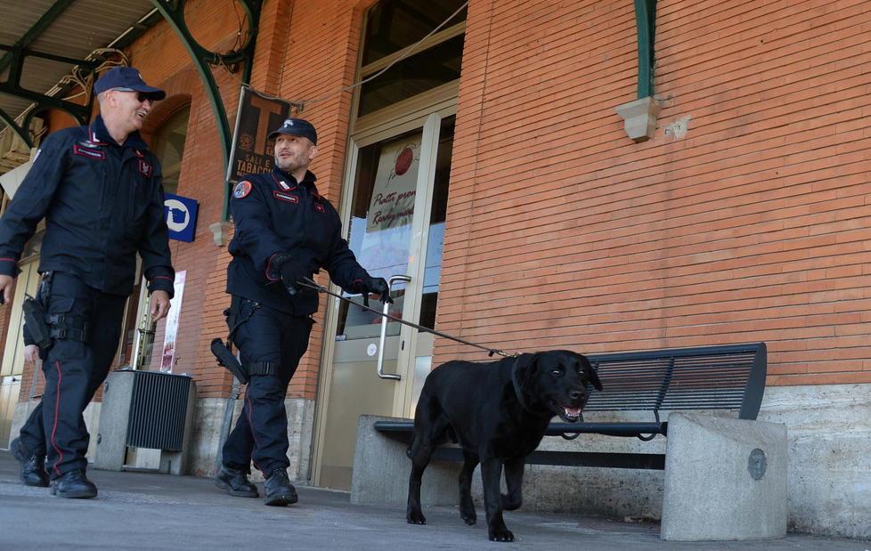 Spaccio, la stazione è il quartier generale 