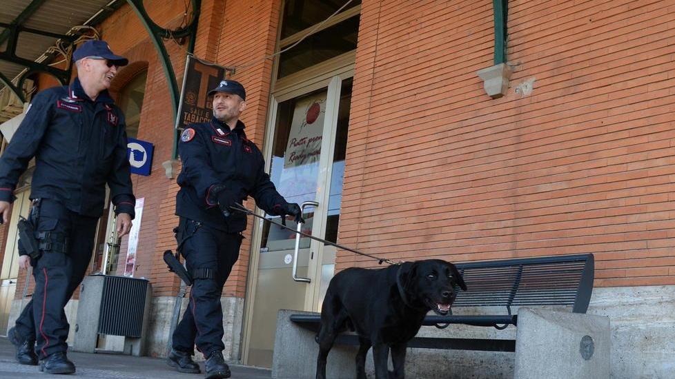 Spaccio, la stazione è il quartier generale