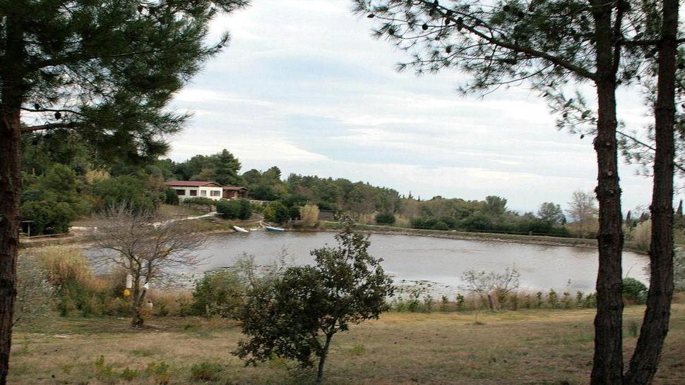 L’area verde sul lago resta senza gestore