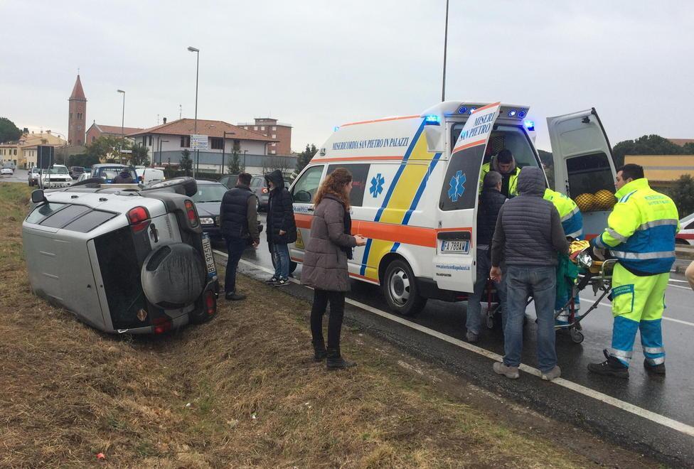 Si ribalta e finisce fuori strada paura sulla via Emilia