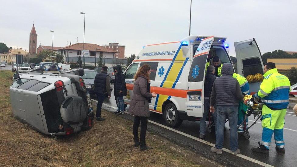 Si ribalta e finisce fuori strada paura sulla via Emilia