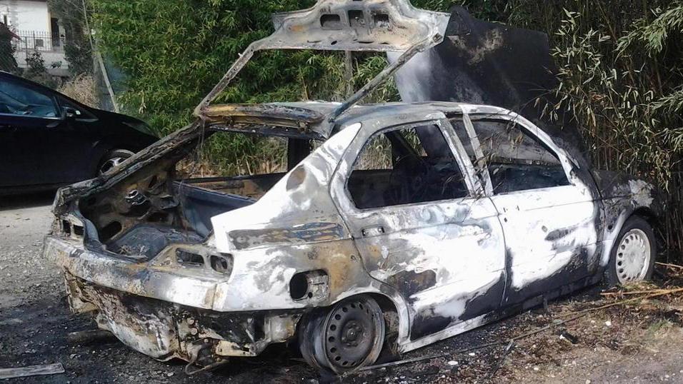 Albinia, un’auto distrutta dalle fiamme