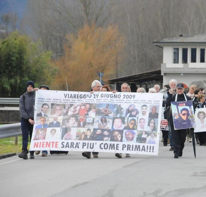 Polo fieristico, familiari in corteo fino all’ingresso