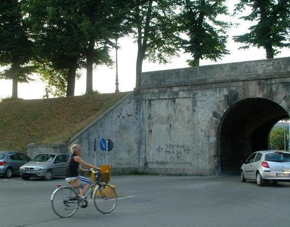 Tenta di strappare la borsa a un’insegnante in centro