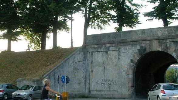 Tenta di strappare la borsa a un’insegnante in centro