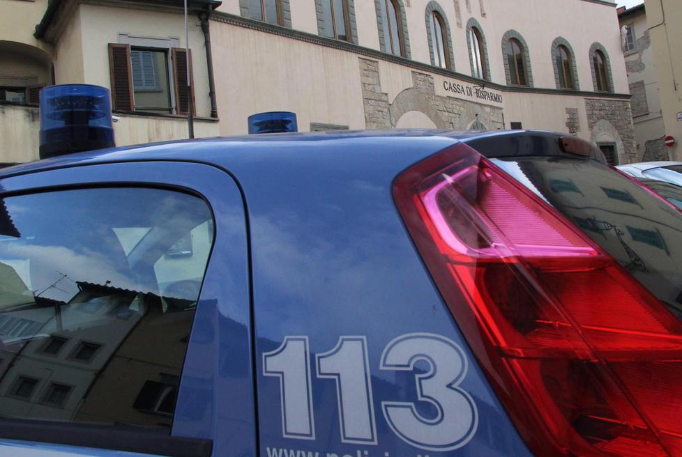Tenta il suicidio, salvato da due agenti delle volanti
