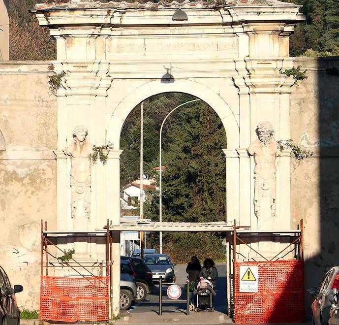 Il restauro fantasma dell’arco di Pasquino: lavori mai partiti 