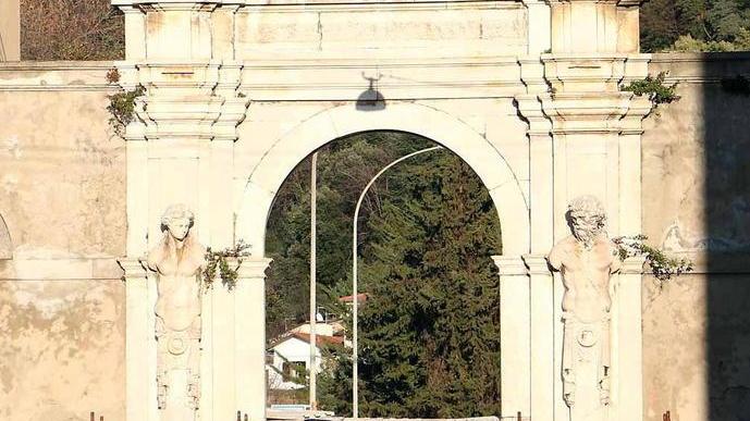 Il restauro fantasma dell’arco di Pasquino: lavori mai partiti