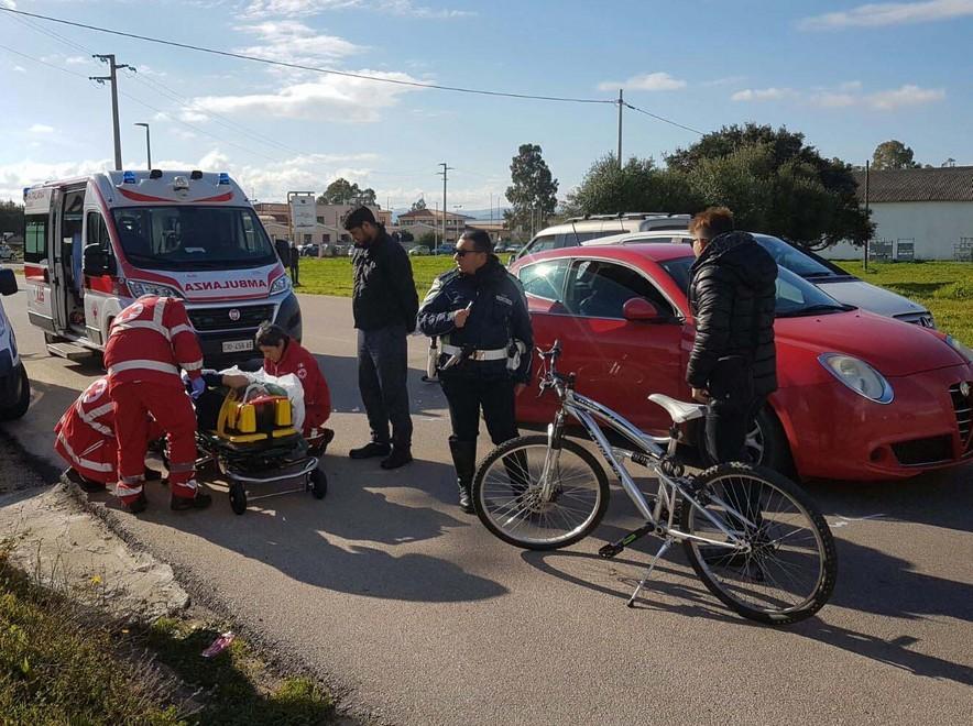 Scontro auto-bicicletta: un ferito 