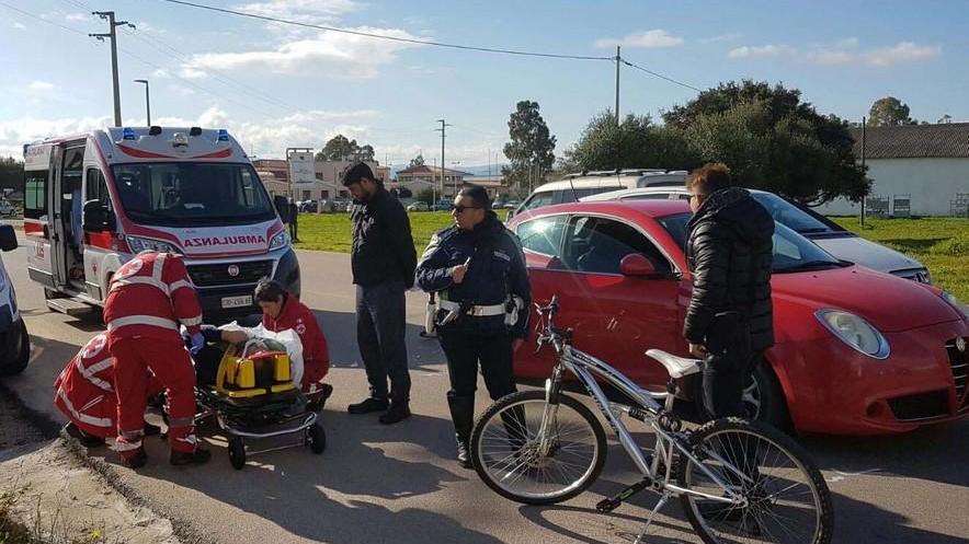 Scontro auto-bicicletta: un ferito