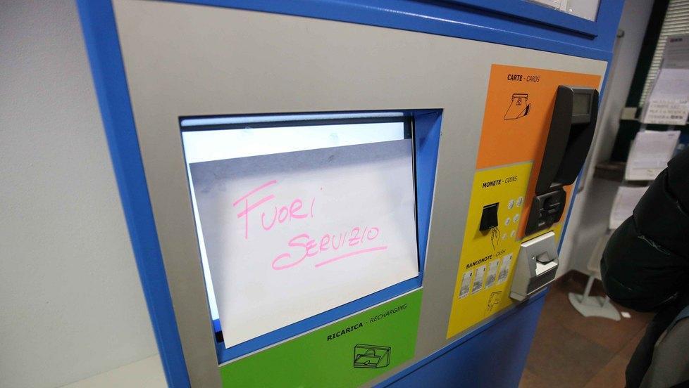 Biglietteria Seta nel caos, l'odissea dei viaggiatori a Reggio Emilia