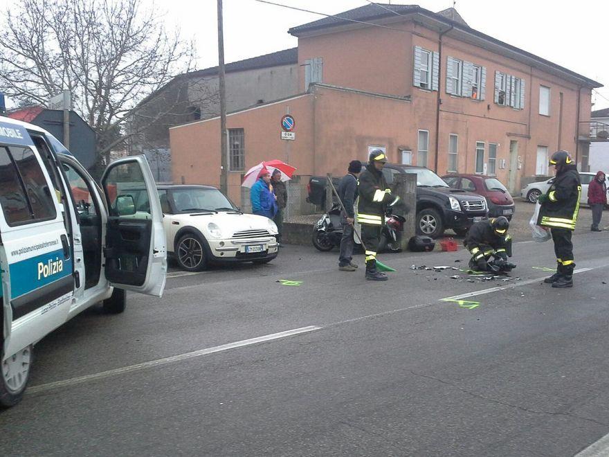 Scontro tra auto e scooter Uomo ferito ad un piede