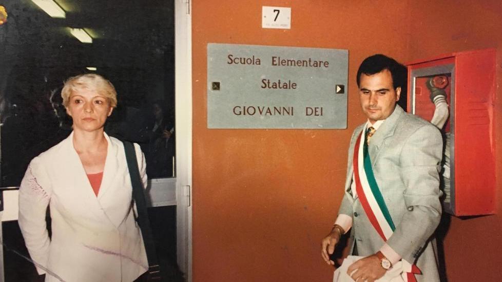Spostata la targa dedicata all’ex sindaco