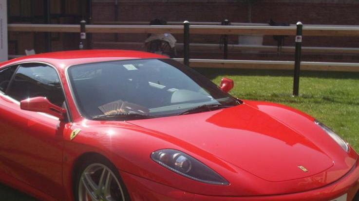 Dalla Francia a Posada per comprare la Ferrari: ma è una truffa 