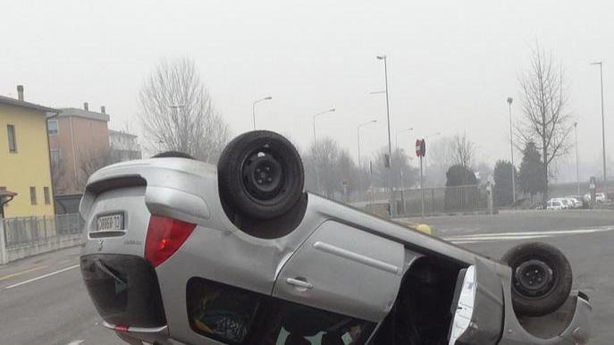 San Prospero, auto cappotta, bimbo di tre anni si salva