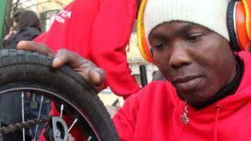 I migranti in parrocchia riparano le biciclette usate