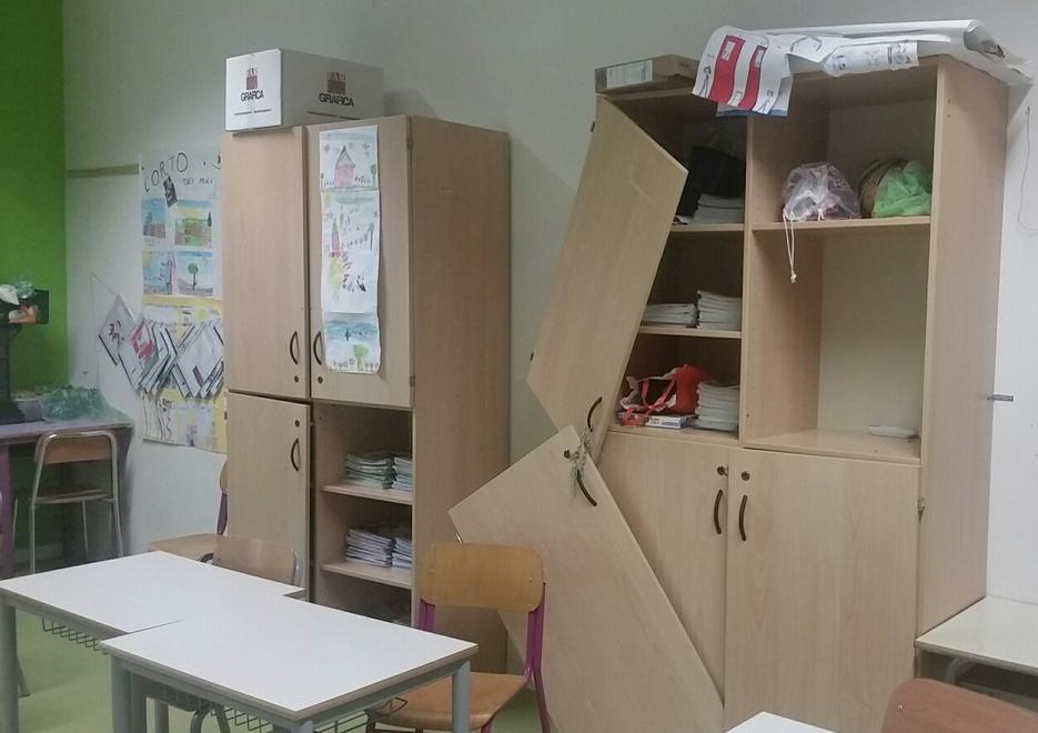 Sette nuovi computer per sostituire quelli rubati a scuola 