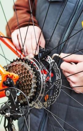 Un meccanico insegna a riparare le bici 