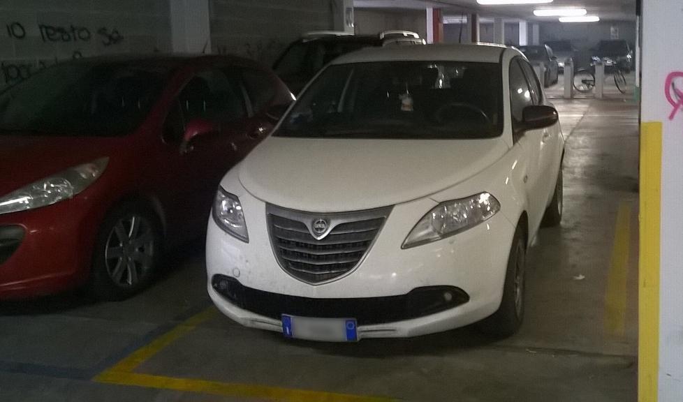 Auto senza permesso nei posti per i disabili