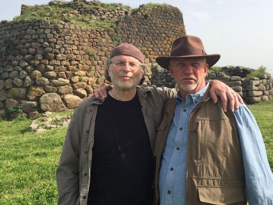Il regista Sichma Jacobovici con lo storico Robert Ishoy davanti al nuraghe Losa sul set di “Atlantis Rising”