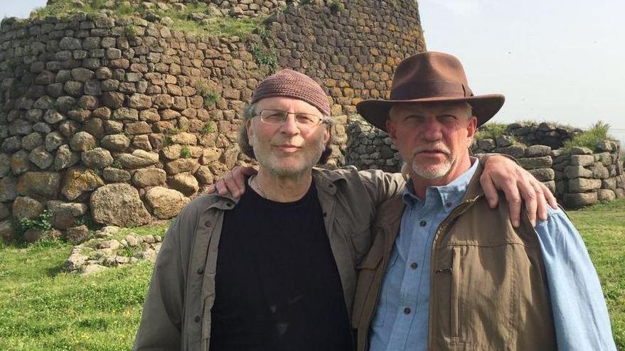 Il regista Sichma Jacobovici con lo storico Robert Ishoy davanti al nuraghe Losa sul set di “Atlantis Rising”