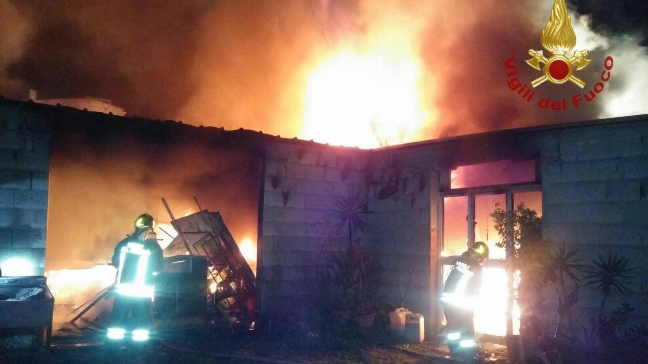 Maracalagonis, magazzino in fiamme: ferito il vicino che cercava di spegnere il rogo