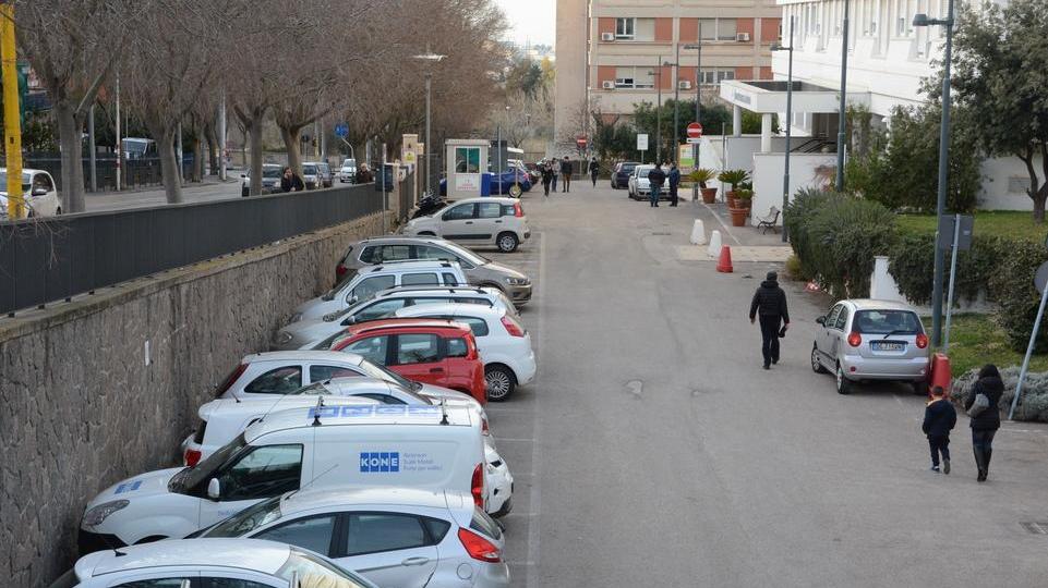 Sassari, esauriti i ticket: parcheggi nel caos all'ospedale civile