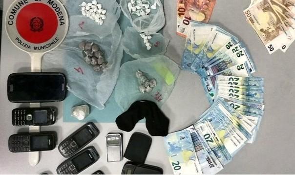 Modena, spacciatore seguito fino a casa e arrestato dalla Polizia Municipale