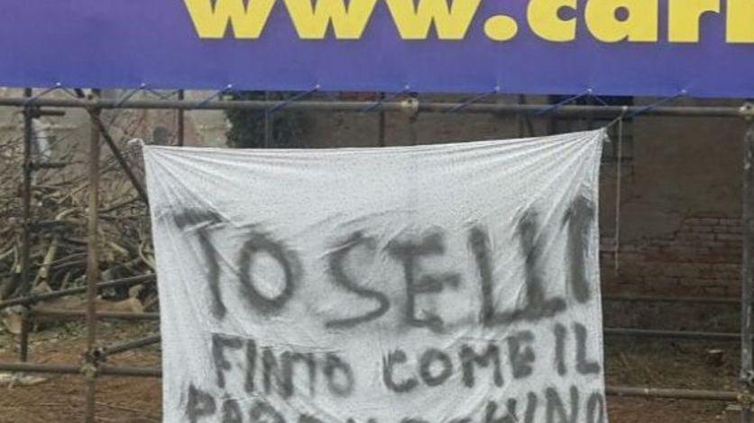 Alle porte di Cento striscione contro il sindaco