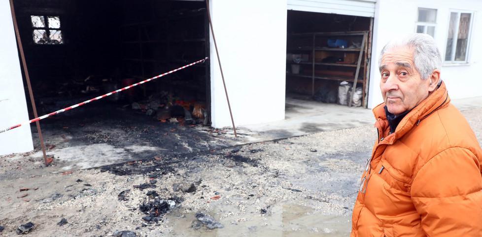 Un incendio distrugge due auto e un magazzino 