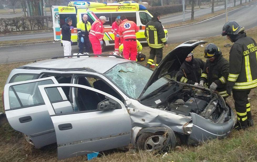 Auto fuori strada, 56enne ferito 