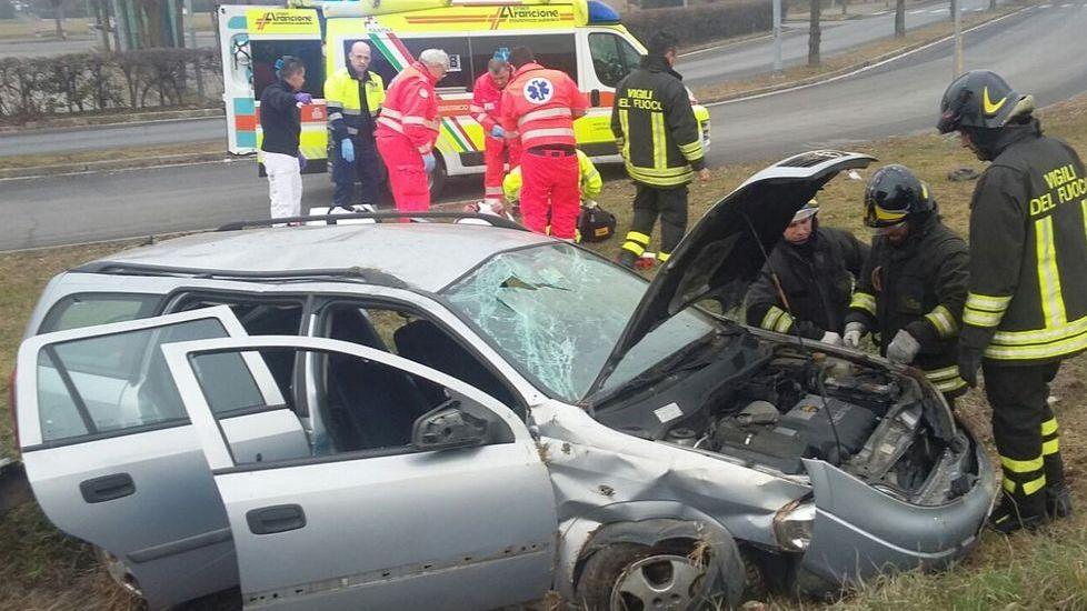 Auto fuori strada, 56enne ferito